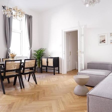 Boutique Suite Near Museum District Wina Bagian luar foto