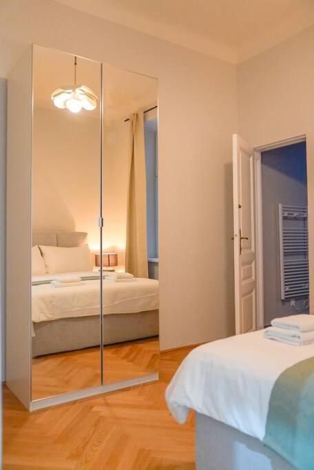 Boutique Suite Near Museum District Wina Bagian luar foto