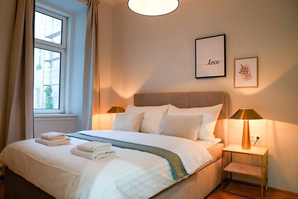Boutique Suite Near Museum District Wina Bagian luar foto
