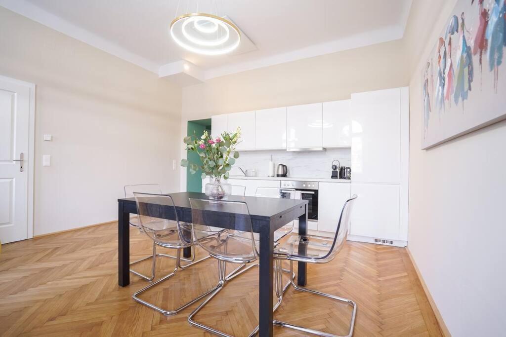 Boutique Suite Near Museum District Wina Bagian luar foto