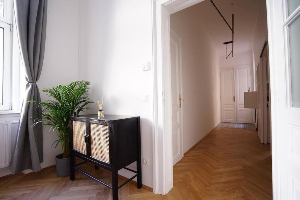 Boutique Suite Near Museum District Wina Bagian luar foto