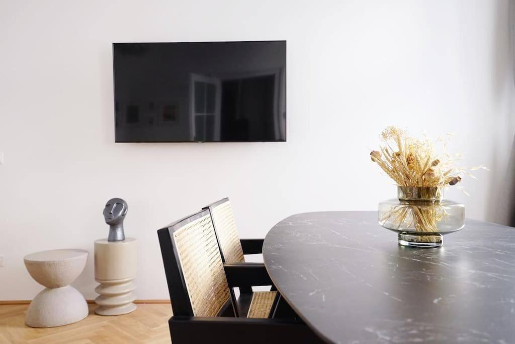 Boutique Suite Near Museum District Wina Bagian luar foto