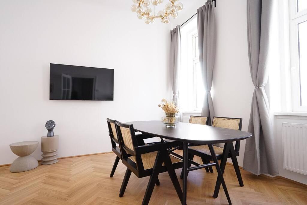 Boutique Suite Near Museum District Wina Bagian luar foto